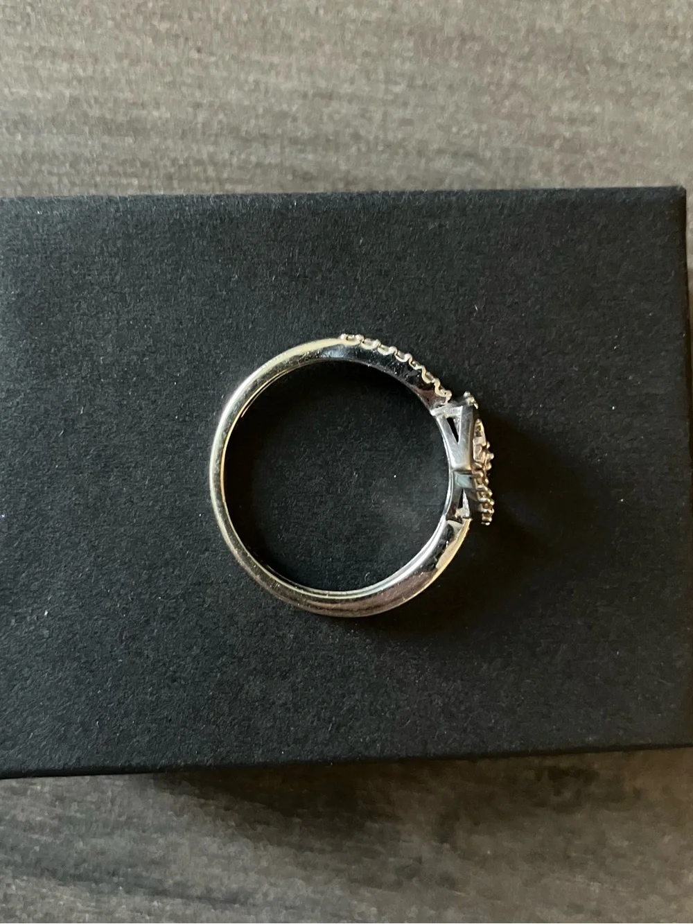 10K White Gold Heart Ring, Size 6.5 - Picture 10 of 12